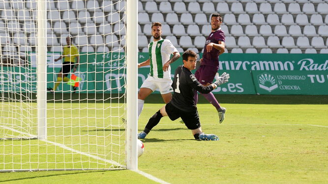 David Moreno marca un gol con el filial cordobesista la pasada temporada.