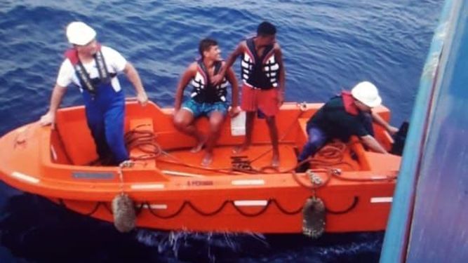 Los dos jóvenes, en una balsa del buque que les rescató a la deriva.