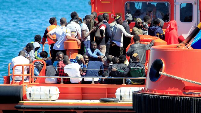 Decenas de inmigrantes a bordo de un buque de Salvamento Marítimo
