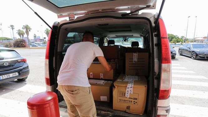 Numerosas cajas con documentación fueron cargadas en uno de los furgones de la Policía.