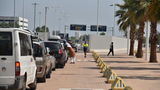 Una fila de vehículos, ayer, esperando a acceder al Puerto de Algeciras desde el Llano Amarillo.