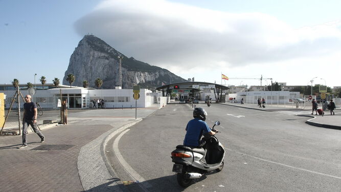 Entrada a la aduana en la frontera con Gibraltar.