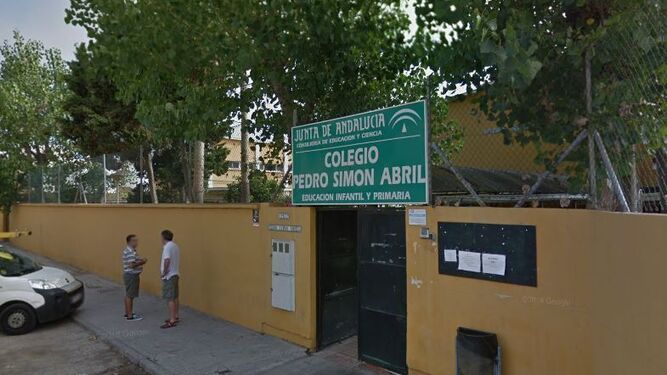 La entrada del colegio Pedro Simón Abril.