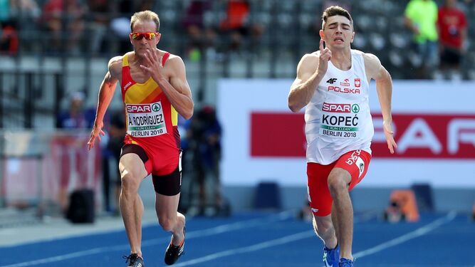 Ángel David Rodríguez y el polaco Dominik Kopec compiten en la primera ronda de los 100 metros lisos.
