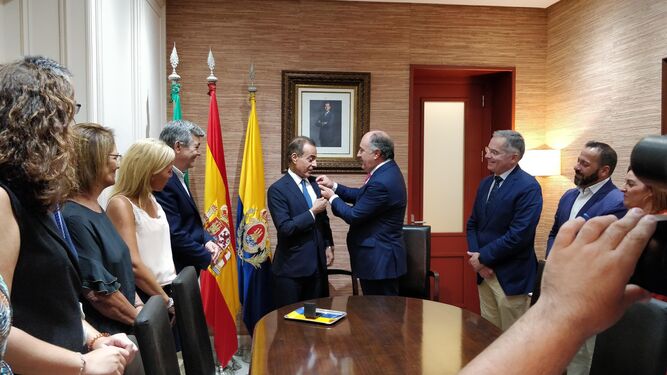 José Ignacio Landaluce impone la insignia de Algeciras a Mohamed Al Kuwary, ayer.