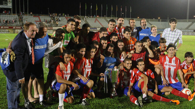 Jugadores y técnicos de Algeciras posan con el título del Virgen de la Palma de 2011, el último que ganaron a la Balompédica.