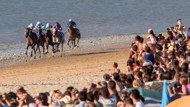 El segundo día del primer ciclo de carreras volvió a congregar a un gran número de público en la playa sanluqueña.