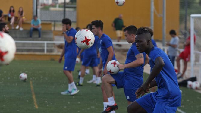 Jugadores del Algeciras, durante un entrenamiento.