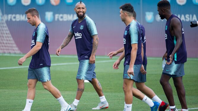 Vidal, Munir y Umtiti sonríen previo a un entrenamiento antes de la Supercopa.