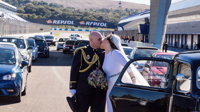 Una pareja de recién casados durante una jornada de puertas abiertas en el circuito.
