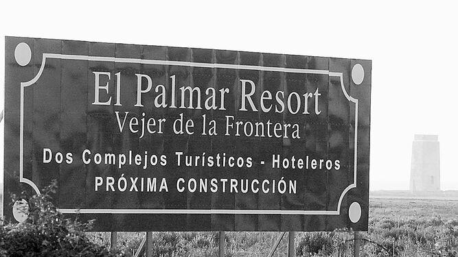 Un cartel anunciaba en 2007 la "próxima construcción" del complejo hotelero de El Palmar.