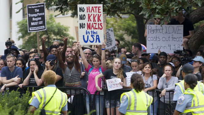 Los manifestantes contrarios a la marcha racista se concentran en el parque Lafayette, frente a la Casa Blanca.