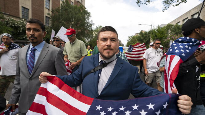 El organizador de la manifestación neonazi, Jason Kessler, con una bandera.