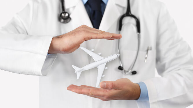 Los seguros médicos privados suelen ofrecer asistencia en el extranjero, pero hay que revisar las condiciones.