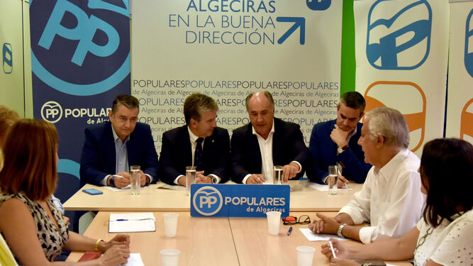 Varios senadores del PP reunidos ayer en Algeciras.