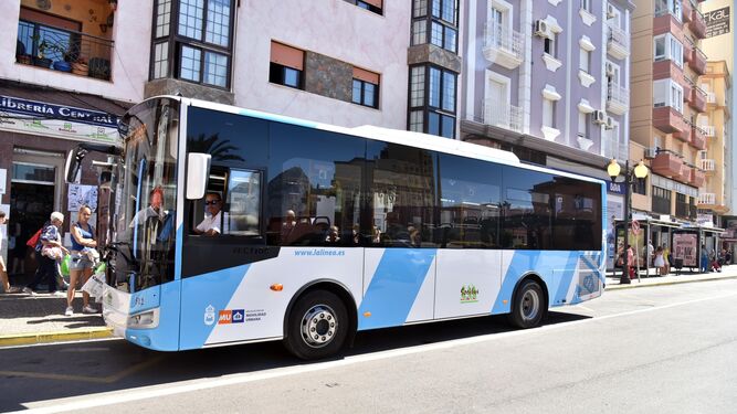 Un autobús del transporte urbano de La Línea.