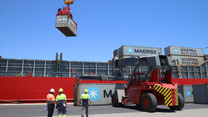 Descarga de contenedores en el Puerto de Almería