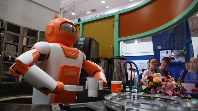 Un robot prepara bebidas en la exhibición de Pekín.