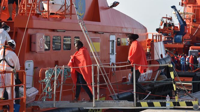Dos mujeres descienden de un barco de Salvamento Marítimo ayer en el Puerto de Algeciras.