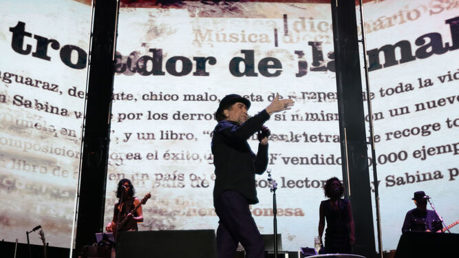 Joaquín Sabina, en un momento de su actuación en septiembre del año pasado en el Estadio Municipal de Chapín de Jerez.