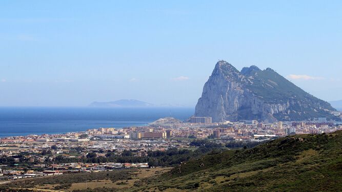 La Línea, con el peñón de Gibraltar al fondo.