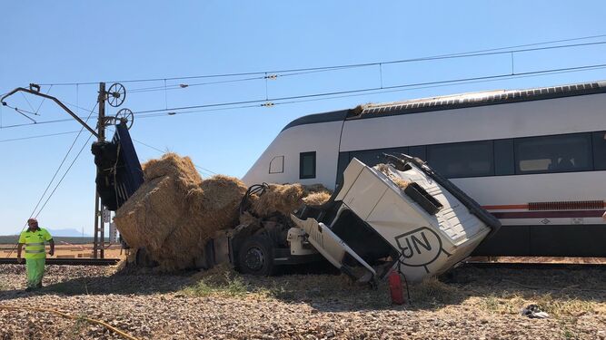 El camión que ha sido arrollado por el tren.