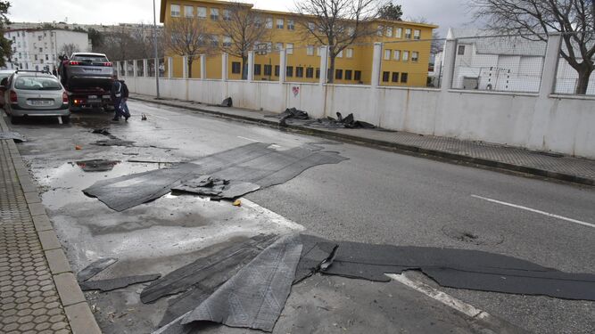 El techo del colegio Andalucía el pasado abril, en el suelo tras ser arrancado por el temporal.