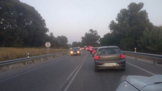 El tráfico totalmente parado en la N-340 ayer por la tarde en dirección a Tarifa desde Valdevaqueros.