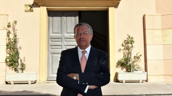 El presidente de la sección algecireña de la Audiencia Provincial, a las puertas de la sede de la avenida Virgen del Carmen de Algeciras.