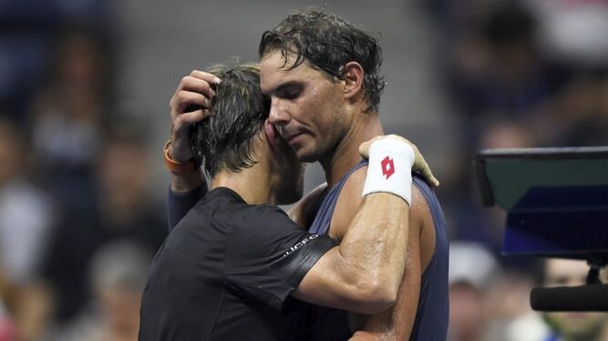 Nadal y Ferrer se abrazan tras el partido.
