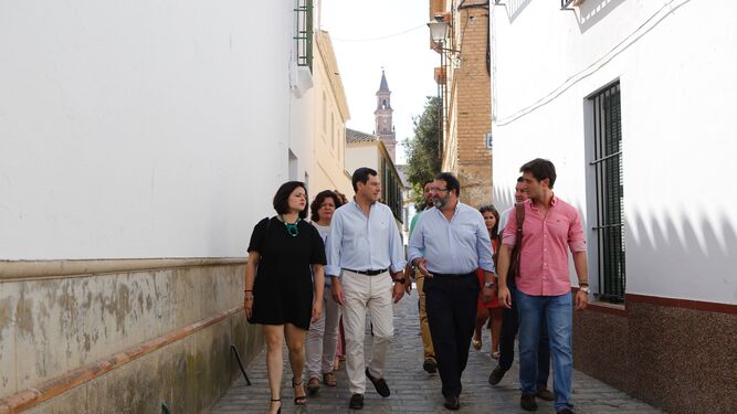El presidente del PP-A, Juanma Moreno, durante la visita de este miércoles a Carmona.