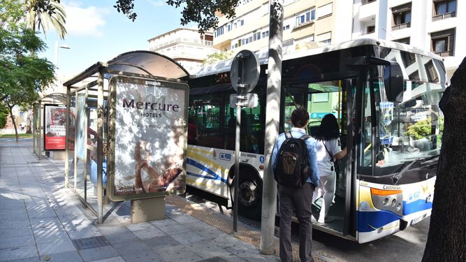 Uno de los autobuses urbanos de Algeciras en la parada de la avenida Blas Infante.