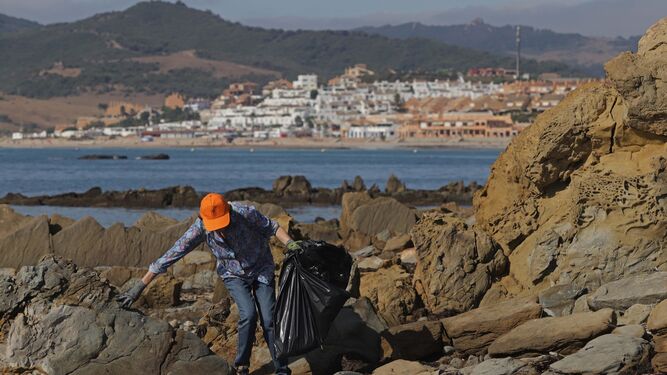 Voluntarios retiran 200 kilos de basura del Parque del Centenario