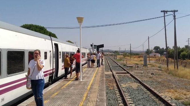 Una pasajera conversa por teléfono en el andén de Almargen durante la parada por avería del tren Algeciras-Madrid, ayer por la mañana.