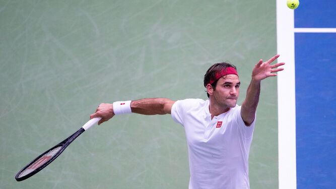 Roger Federer le devuelve la pelota a Benoit Paire.