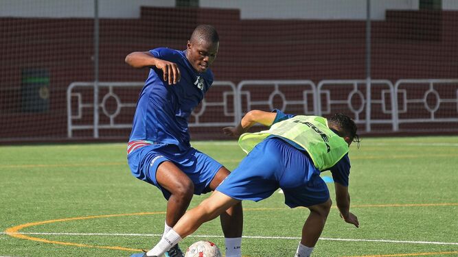 Kibamba pugna por el balón con un compañero durante un entrenamiento.