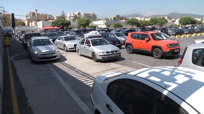 Vehículos esperan su turno para embarcar en el Puerto de Ceuta.