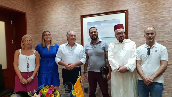 Los miembros de la comunidad islámica y los concejales, con el alcalde.