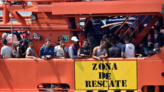 Un grupo de migrantes llega al Puerto de Algeciras en la 'María Zambrano'.