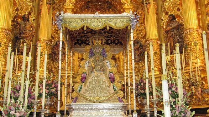 La Virgen del Rocío ataviada en su paso para la Procesión Extraordinaria.