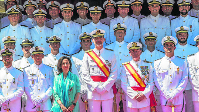 Margarita Robles, junto al Rey el pasado mes de julio en la entrega de despachos a suboficiales en San Fernando.