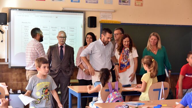 Los representantes de la Junta y del Ayuntamiento de La Línea, ayer en un aula del colegio Isabel la Católica.