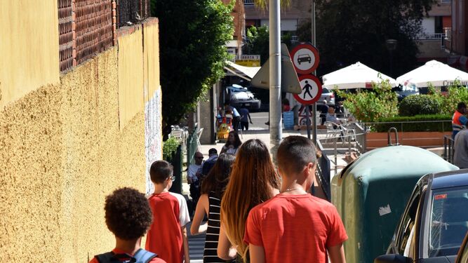Varios niños, ayer a la salida de un colegio de Algeciras.