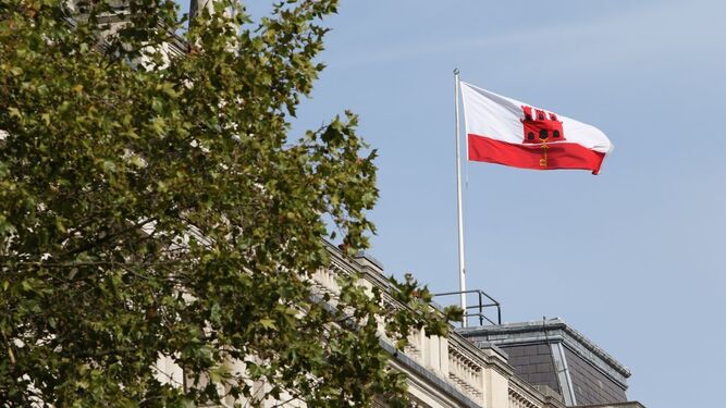 La bandera del Peñón ondea ayer en el Foreign Office, en Londres.