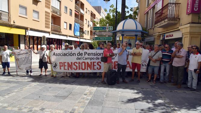 La concentración de pensionistas, ayer frente al Ayuntamiento.