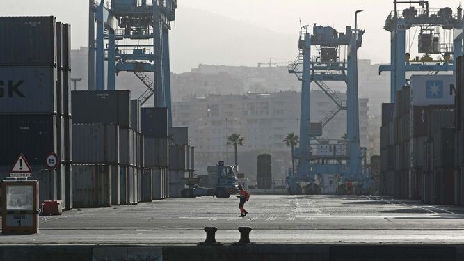 Una persona camina por una de las terminales de contenedores del Puerto de Algeciras.