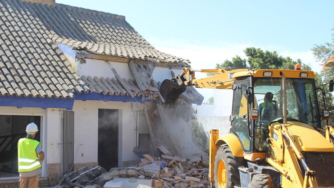 En unos pocos minutos la retroexcavadora convirtió en escombros el porche de entrada de esta vivienda situada en el Carril del Pino del Palmar.