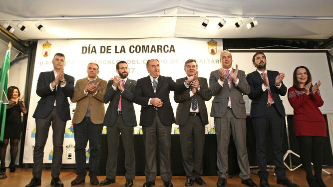 Los alcaldes y el presidente de la Mancomunidad posan en el Día de la Comarca de 2017. Falta Juan Casanova (Castellar), al que representó ese día Pilar Lobato.