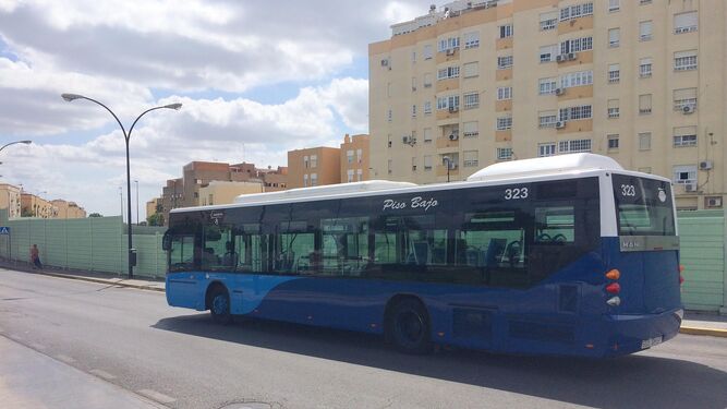 Un autobús urbano discurre por la ciudad, en una imagen tomada ayer.