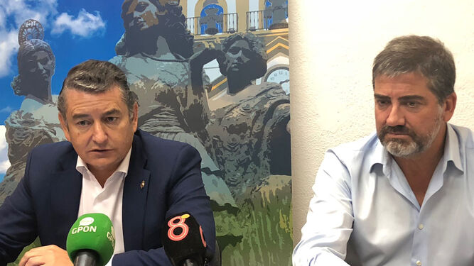 Antonio Sanz y Juan Pablo Arriaga, durante la rueda de prensa que ofrecieron ayer en La Línea.